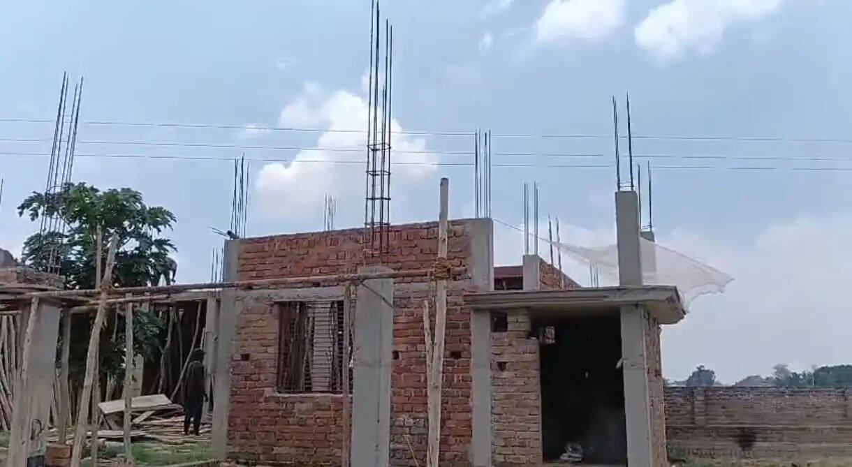 चंदौली के पंचदेवरा में हाईटेंशन लाइन बनी मकान निर्माण में बाधा, ग्रामीणों ने जताई हादसे की आशंका चंदौली। जिले के सैयदराजा क्षेत्र के बगही फीडर अंतर्गत पंचदेवरा गांव में आबादी के बीच से गुजर रही हाईटेंशन विद्युत लाइन स्थानीय लोगों के लिए परेशानी का कारण बन गई है। एक परिवार का आरोप है कि निर्माणाधीन मकान के ऊपर से गुजर रही बिजली लाइन के कारण उनका निर्माण कार्य रुका हुआ है और दुर्घटना का खतरा भी बना हुआ है। मकान निर्माण नहीं करा पा रहा परिवार गांव निवासी राहुल कुमार भारती ने बताया कि उनके नए मकान के ऊपर से हाईटेंशन लाइन गुजर रही है। इसी वजह से निर्माण कार्य आगे नहीं बढ़ पा रहा है। उन्होंने कहा कि लाइन को हटाने या दूसरी जगह स्थानांतरित कराने के लिए कई बार बिजली विभाग से शिकायत की गई, लेकिन अब तक कोई स्थायी समाधान नहीं निकला। पीड़ित का कहना है कि इस समस्या के कारण परिवार को आर्थिक और मानसिक दोनों तरह की परेशानियों का सामना करना पड़ रहा है। बिजली विभाग ने दिया समाधान का आश्वासन मामले पर संबंधित अवर अभियंता (जेई) प्रमोद यादव ने बताया कि शिकायत विभाग के संज्ञान में है। उन्होंने कहा कि आवश्यक विभागीय प्रक्रिया पूरी की जा रही है और जल्द ही समस्या के समाधान के लिए कार्रवाई की जाएगी। ग्रामीणों ने जताई हादसे की आशंका स्थानीय ग्रामीणों का कहना है कि आबादी के बीच से गुजर रही हाईटेंशन लाइन केवल मकान निर्माण में ही बाधा नहीं बन रही, बल्कि भविष्य में किसी बड़े हादसे की आशंका भी बनी हुई है। उन्होंने बिजली विभाग से मांग की है कि लोगों की सुरक्षा को ध्यान में रखते हुए लाइन को जल्द स्थानांतरित किया जाए। फिलहाल ग्रामीण विभागीय कार्रवाई का इंतजार कर रहे हैं और उम्मीद जता रहे हैं कि जल्द इस समस्या का स्थायी समाधान होगा।