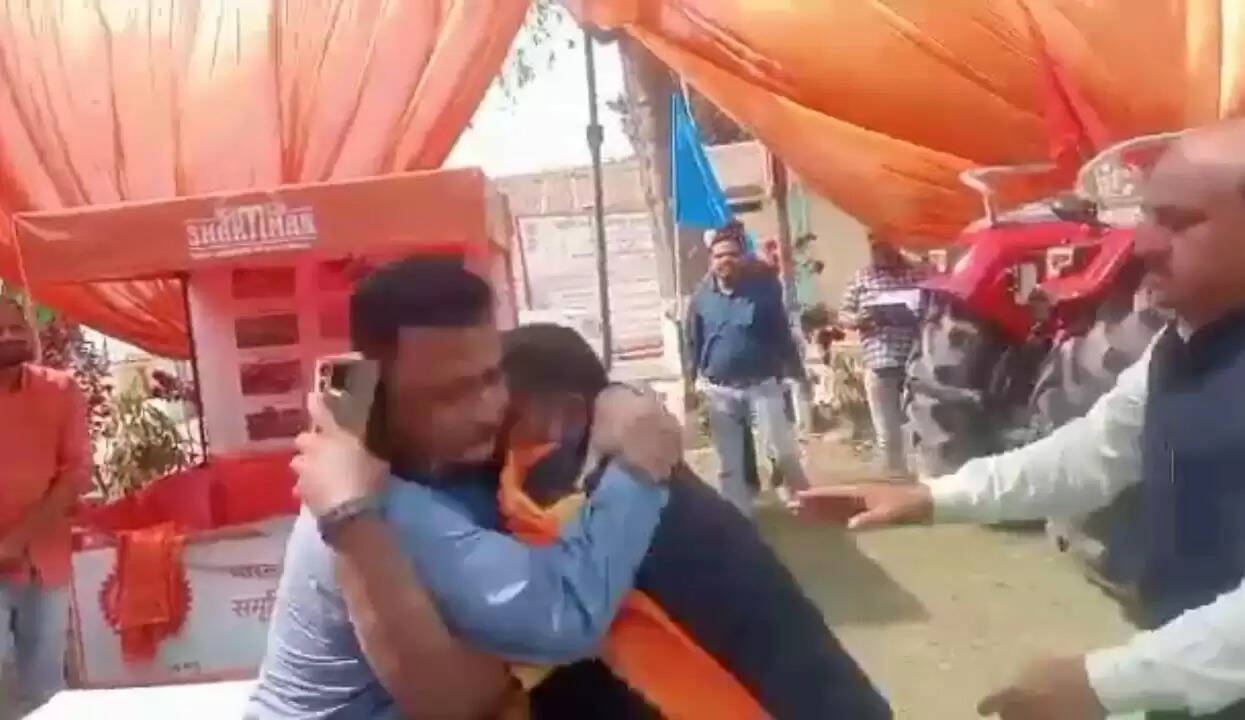 जनपद के हैदरगढ़ में किसान मेले का आयोजन किया गया। जिसमें बताया गया कि मेले में पैसे देकर आदमी बुलाये गए थे।  आपको जानकर हैरानी होगी कि आंगनबाड़ी कार्यकर्ता, चतुर्थ श्रेणी अन्य कर्मचारी, तहसील हैदर गढ़ के कर्मचारी सहित एसडीएम हैदरगढ़ एवं अन्य नेतागण सभी लोग किसान बनकर मेले में आये हुए थे।  जबकि क्षेत्र के असली किसानों को इसकी भनक तक नहीं लगी।  किसान मेले की सच्चाई बताने वाले नगर पंचायत हैदर गढ़ की अध्यक्ष पूजा दीक्षित के पति व नगर पंचायत अध्यक्ष प्रतिनिधि पंकज दीक्षित ने बताया कि हमेशा फर्जी किसानों को प्रमाण पत्र देकर सम्मानित किया जाता है। जबकि असल सच्चाई कुछ और है।  मीडिया से बात करते हुए उन्होंने बताया कि नगर पंचायत अध्यक्ष को ही सूचना नहीं दी गई और ना ही क्षेत्रीय किसानों को इसकी सूचना दी गयी।  वहीं पास बैठे सरकारी कर्मचारी अनूप सिंह ने पंकज दीक्षित से अभद्रता करते हुए सच्चाई का खुलासा करने से रोका और फिर गाली गलौज करने लगे।