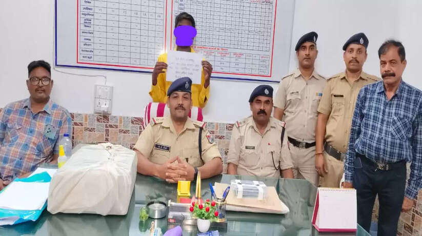Varanasi News: गाड़ी संख्या-15279 में यात्रियों के सामानों की चोरी करने वाले चोर को चोरी किये हुए एक मोबाइल के साथ गिरफ्तार किया गया