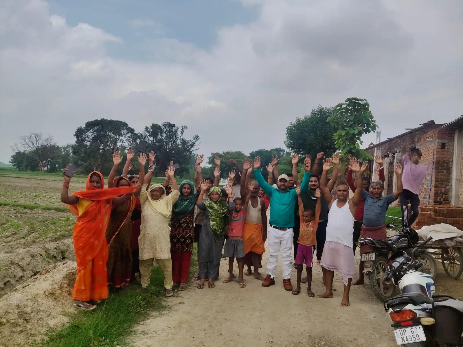 ग्रामीणों का कहना है कि कुछ दिन पहले ग्राम प्रधान द्वारा नाली की सफाई कराई गई थी, लेकिन सड़क निर्माण के दौरान ठेकेदार ने कई स्थानों पर नाली के चैंबर क्षतिग्रस्त कर दिए। इससे नाबदान के पानी की निकासी प्रभावित हो गई है और सड़क बनने के बाद जलभराव की समस्या बढ़ने की आशंका है।