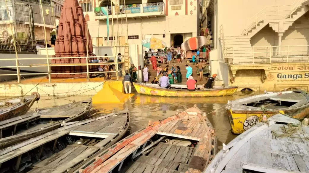 वाराणसी में एक बार फिर गंगा का जल स्तर बढ़ने से नावों का संचालन बंद, लोगों में देव दीपावली मनाने को लेकर संशय