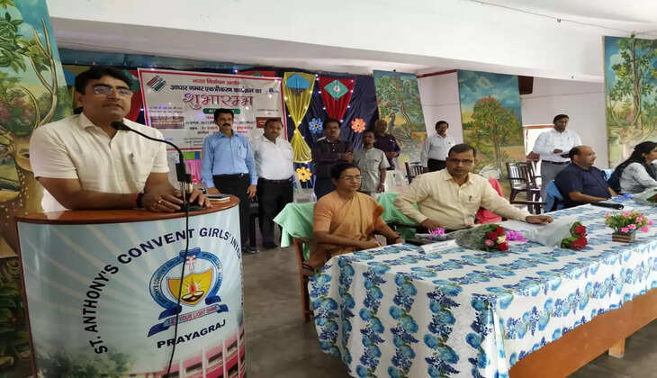 प्रयागराज: जिलाधिकारी/जिला निर्वाचन अधिकारी ने मतदाता सूची में शामिल मतदाताओं से स्वैच्छिक रूप से आधार नम्बर एकत्रीकरण किए जाने वाले कार्यक्रम का किया शुभारम्भ
