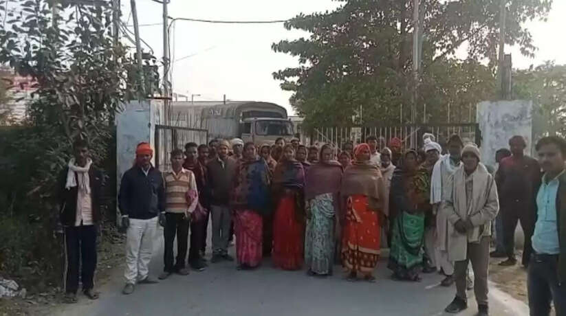 Chandauli News: चंदौली में कुछ लोगों द्वारा जबरन रास्ता कब्जा करने तथा घर गिराने को लेकर ग्रामीणों ने किया कलेक्ट्रेट का घेराव