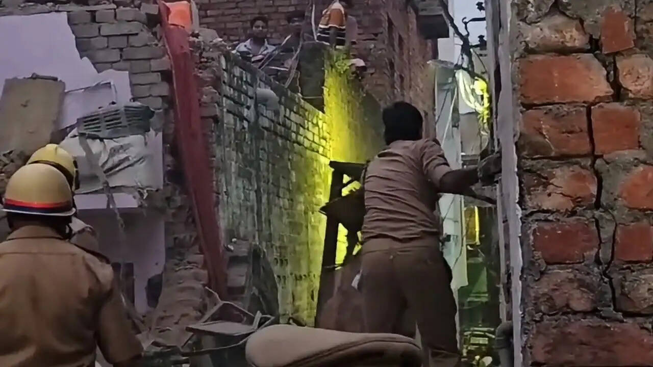वाराणसी में पटाखा फैक्टरी में विस्फोट से हड़कंप, राहत-बचाव में जुटीं एनडीआरएफ और पुलिस की टीमें