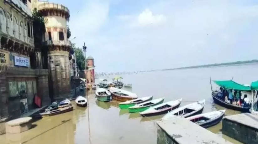 Varanasi News: बनारस में घाटों से नीचे उतरने लगी गंगा, 65 मीटर से नीचे पहुंचा जलस्तर