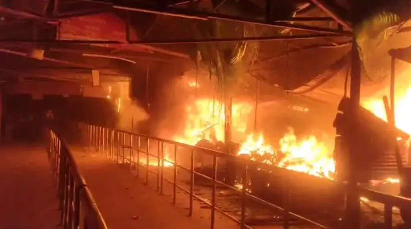 Varanasi News: मारकंडेय महादेव धाम के समीप लगी आग, कई दुकाने जलाकर हुयी राख़