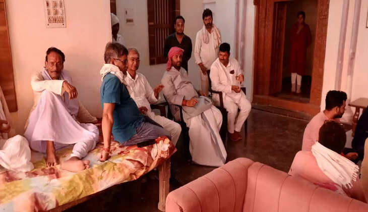 बौरी स्थित पूर्व सांसद रामकिशुन के आवास पर स्वर्गीय गंजी प्रसाद को श्रद्धांजलि देते मनोज सिंह डब्लू