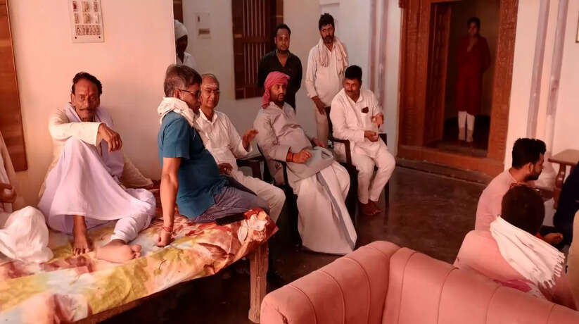 बौरी स्थित पूर्व सांसद रामकिशुन के आवास पर स्वर्गीय गंजी प्रसाद को श्रद्धांजलि देते मनोज सिंह डब्लू