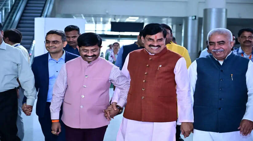 काशी पहुंचे मध्य प्रदेश के मुख्यमंत्री मोहन यादव, बाबतपुर एयरपोर्ट पर भव्य स्वागत