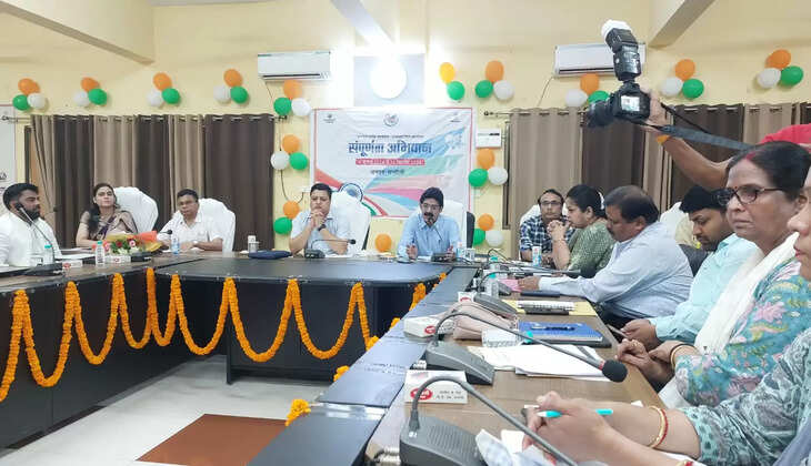 चंदौली जिलाधिकारी व मुख्य विकास अधिकारी ने&nbsp;दीप प्रज्वलन कर सम्पूर्णता अभियान का किया शुभारम्भ&nbsp;