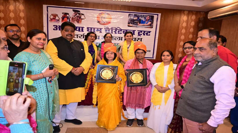 Ayodhya News: चैरिटेबल ट्रस्ट द्वारा एक परिचर्चा व सम्मान समारोह कार्यक्रम ट्रस्ट के अध्यक्ष संजय महिंद्रा के संयोजन में आयोजित किया गया