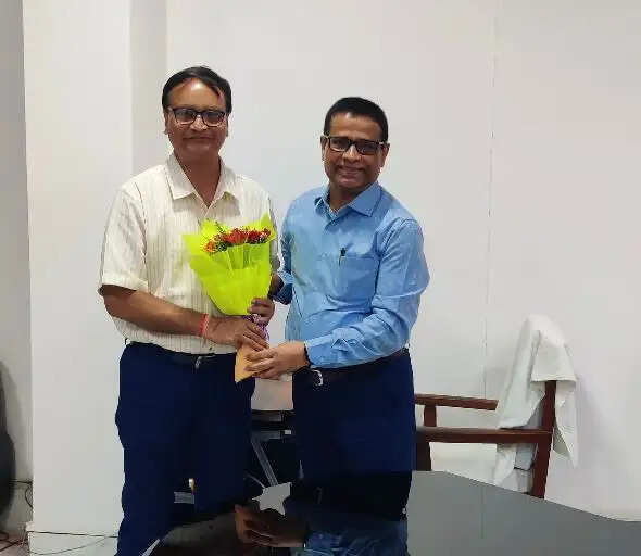 इस अवसर पर केंद्रीय कार्यालय के अधिकारियों एवं कर्मचारियों ने नव नियुक्त कुलसचिव का स्वागत करते हुए उन्हें शुभकामनाएं दीं।