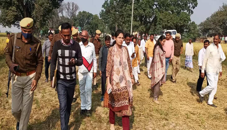 चंदौली&nbsp;में जिलाधिकारी ईशा दुहन की उपस्थिति में फसल धान के क्रॉप कटिंग प्रयोग संख्या 3 व 4 का किया&nbsp;निरीक्षण