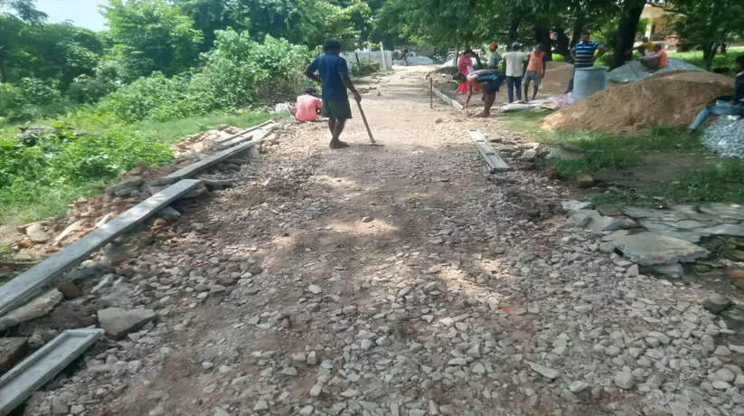 जिला पंचायत गोरखपुर द्वारा कराए जा रहे आरसीसी रोड में ठीकेदार द्वारा किया जा रहा भ्रष्टाचार