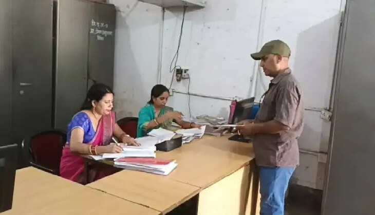 &nbsp;चंदौली में राशन कार्ड जारी करने में फर्जीवाड़े का आरोप, एक गांव के नाम दूसरे ग्राम पंचायत में बने कार्ड