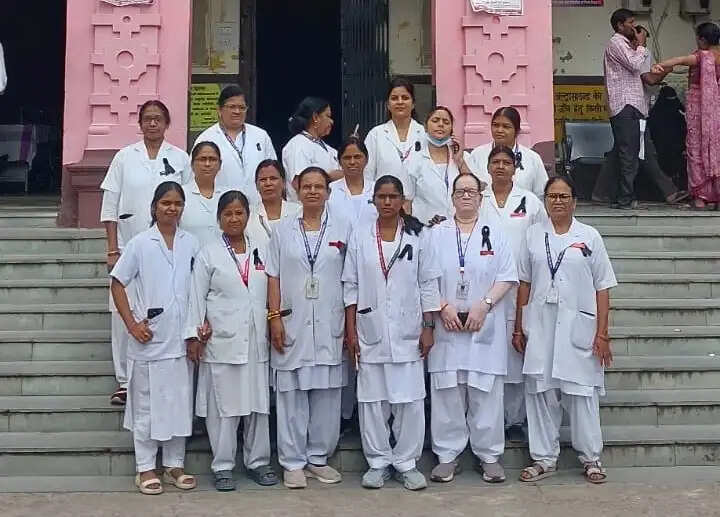 राजकीय नर्सेस संघ का चरणबद्ध आंदोलन शुरू, काली पट्टी बांधकर नर्सिंग कर्मियों ने जताया विरोध