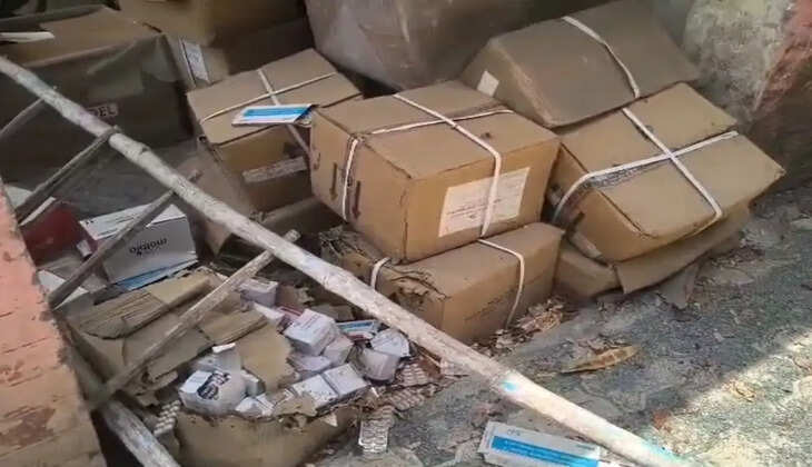 चंदौली के चहनिया प्राथमिक स्वास्थ्य केंद्र में बच्चों की सरकारी दवाएं कूड़े के ढेर में मिलने का मामला सामने आया है। वीडियो वायरल होने के बाद सीएमओ ने जांच के आदेश दिए हैं और डिप्टी सीएमओ से रिपोर्ट तलब की है।