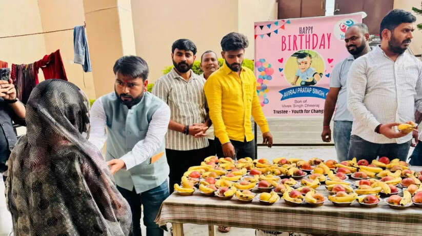 चंदौली में अपने पुत्र अविराज प्रताप सिंह के पहले जन्मदिन पर विवेक सिंह ने वृद्धा आश्रम में किया फल वितरण