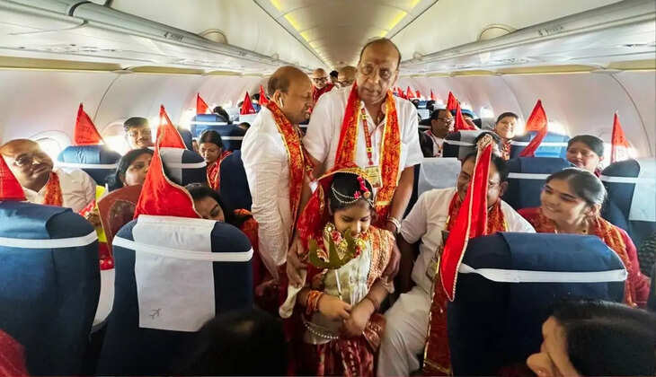 वाराणसी एयरपोर्ट की सुरक्षा पर उठे सवाल, इंडिगो की फ्लाइट में दिखे धार्मिक झंडे और त्रिशूल