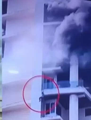 मुंबई की 60 मंजिला रिहायशी इमारत में लगी भीषण आग,एक युवक की मौतv