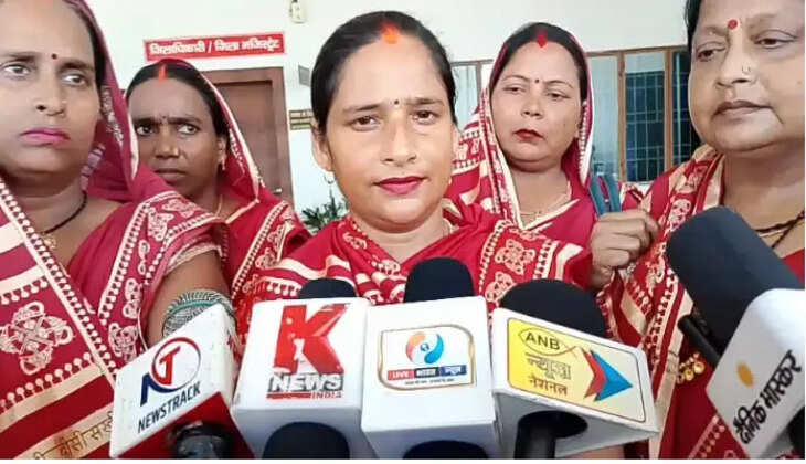 चंदौली में बीसी सखियों ने उठाई हक की आवाज, आठ सूत्रीय मांगों को लेकर प्रशासन को सौंपा ज्ञापन