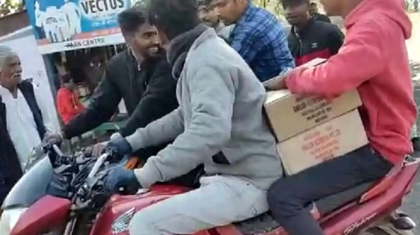 बिखरी पड़ी शराब की पेटियां, भाजपा नेता के गुर्गे कर रहे थे अवैध शराब की तस्करी, बीच सड़क दो गुटों में छिड़ा महाभारत