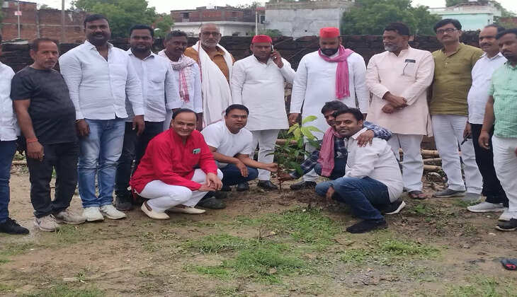 Chandauli News: चंदौली में सपा के राष्ट्रीय अध्यक्ष अखिलेश यादव के आह्वाहन पर&nbsp;PDA परिवार ने किया वृक्षारोपण