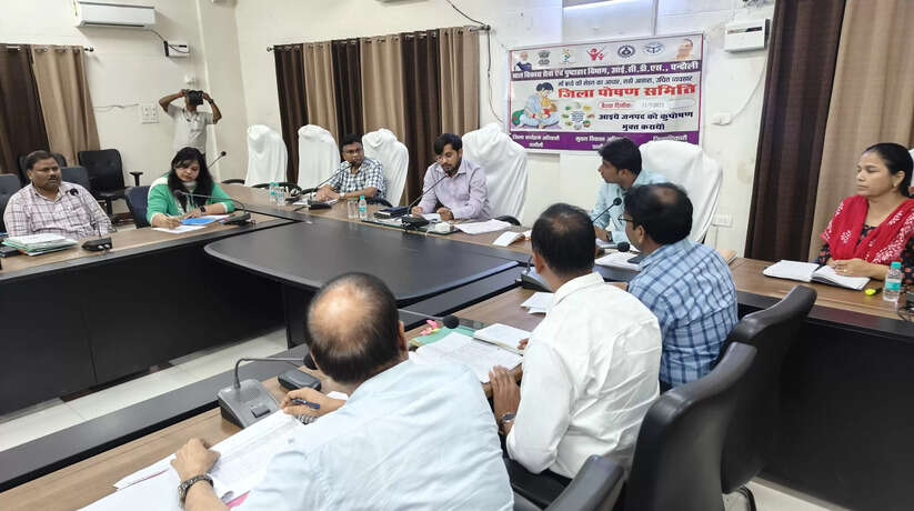 चंदौली जिलाधिकारी ने की बैठक, अधिकारियों को दिया आवश्यक दिशा निर्देश