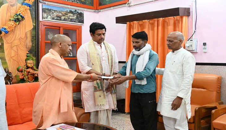 &nbsp;पीड़ित परिवारों के बीच पहुंचे मुख्यमंत्री योगी, आर्थिक मदद का दिया सहारा