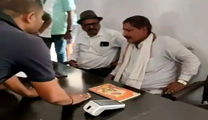 "27 बोरी DAP गायब!" किसानों का हंगामा, सचिव पर खाद चोरी कर बिहार भेजने का आरोप