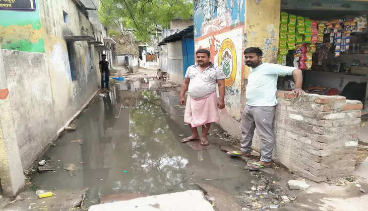 वाराणसी में सीवर के गंदे पानी में आने जानें को मजबुर है गांव वासी
