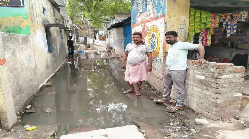 वाराणसी में सीवर के गंदे पानी में आने जानें को मजबुर है गांव वासी