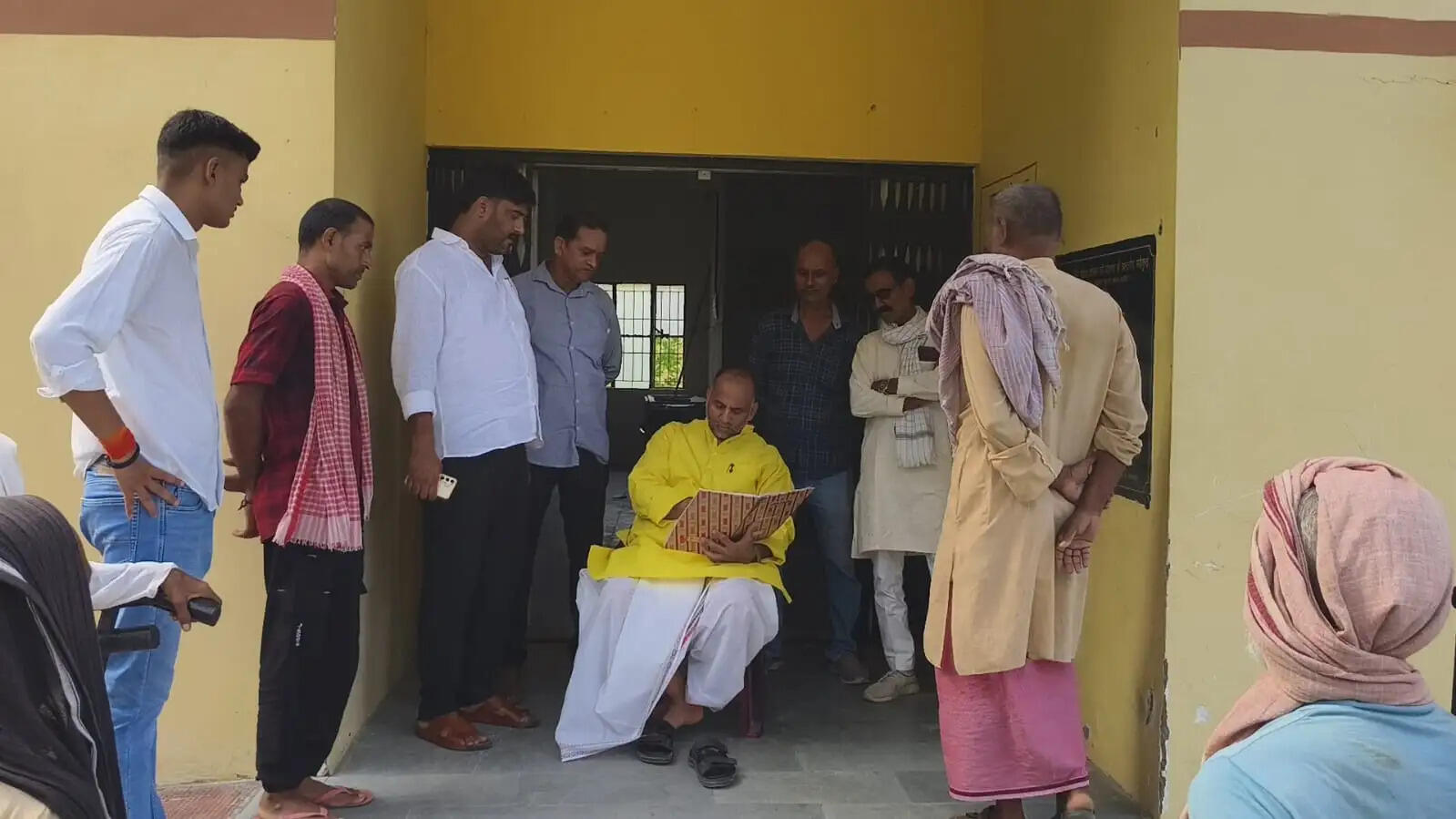 पूर्व विधायक मनोज सिंह डब्लू ने स्वास्थ्य केंद्र में तैनात चिकित्सकों और कर्मचारियों के ठहराव का मुद्दा भी उठाया। उन्होंने कहा कि अस्पताल परिसर में चिकित्सकों और कर्मचारियों के लिए आवास का निर्माण कराया गया है, इसके बावजूद रात के समय स्वास्थ्य कर्मियों के नहीं रुकने से ग्रामीणों को परेशानी होती है।