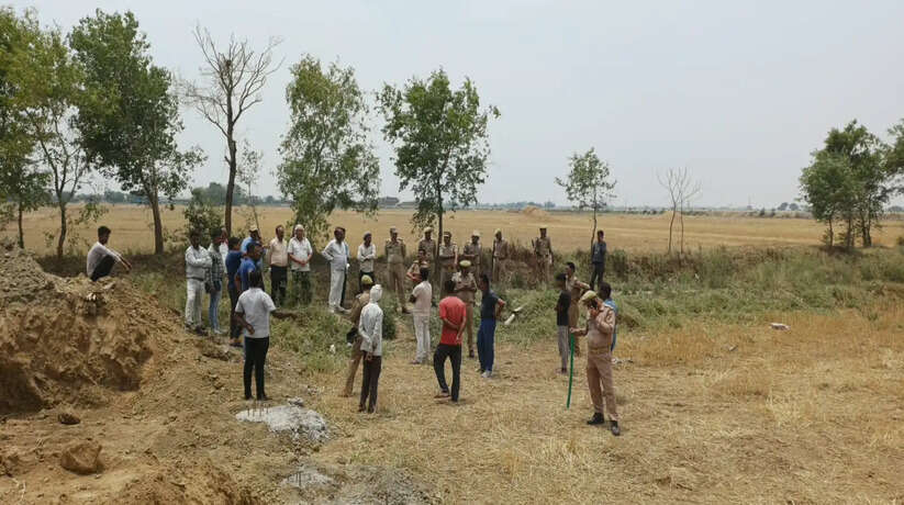 Chandauli News:&nbsp;निर्माणाधीन पुलिस लाइन का काम किसानों ने रुकवाया, जमीन कब्जाने का लगाया आरोप