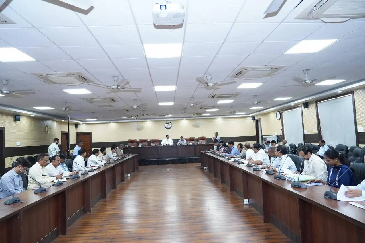 A K Sharma, Varanasi Review Meeting, Urban Development Department, Energy Department, Monsoon Preparedness, Drainage System, Cleanliness Drive, Power Supply, 1912 Helpline, Municipal Bodies, Purvanchal Vidyut Distribution Corporation, Himanshu Nagpal, Shambhu Kumar, Public Services, Varanasi News, Urban Development Projects
