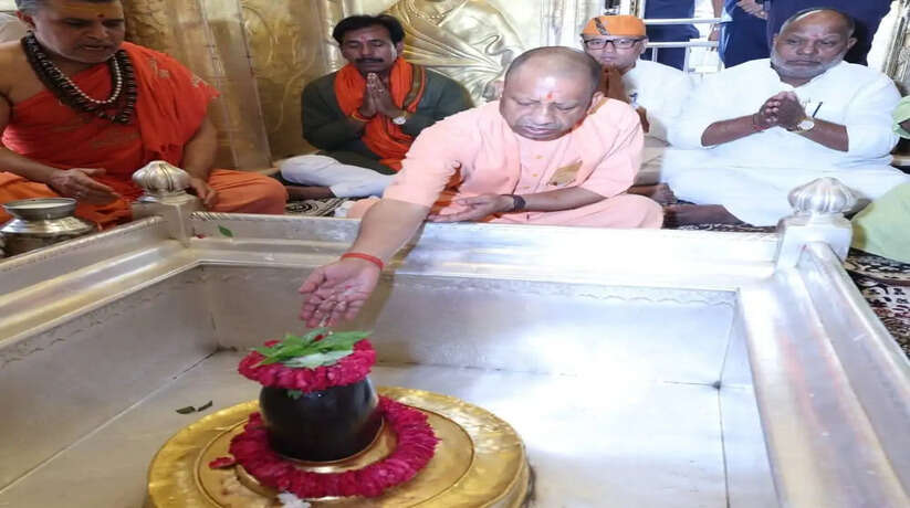 CM Yogi in Varanasi: काशी पहुंचे सीएम योगी, विश्वनाथ धाम और कालभैरव मंदिर में किए दर्शन