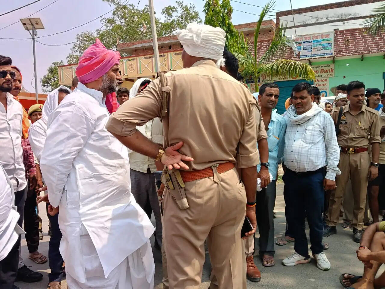 &nbsp;Chandauli News: गंगा में डूबे युवक का 24 घंटे बाद भी नहीं मिला सुराग, आक्रोशित ग्रामीणों ने किया चक्काजाम