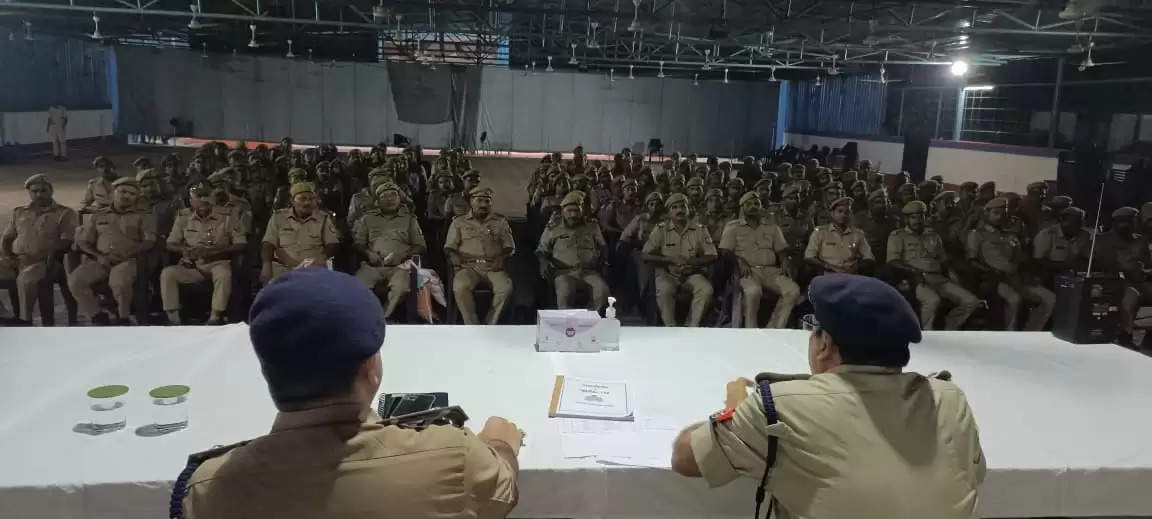 पुलिस अधीक्षक वाराणसी ग्रामीण ने डायल 112 के कर्मचारियों के साथ की बैठक