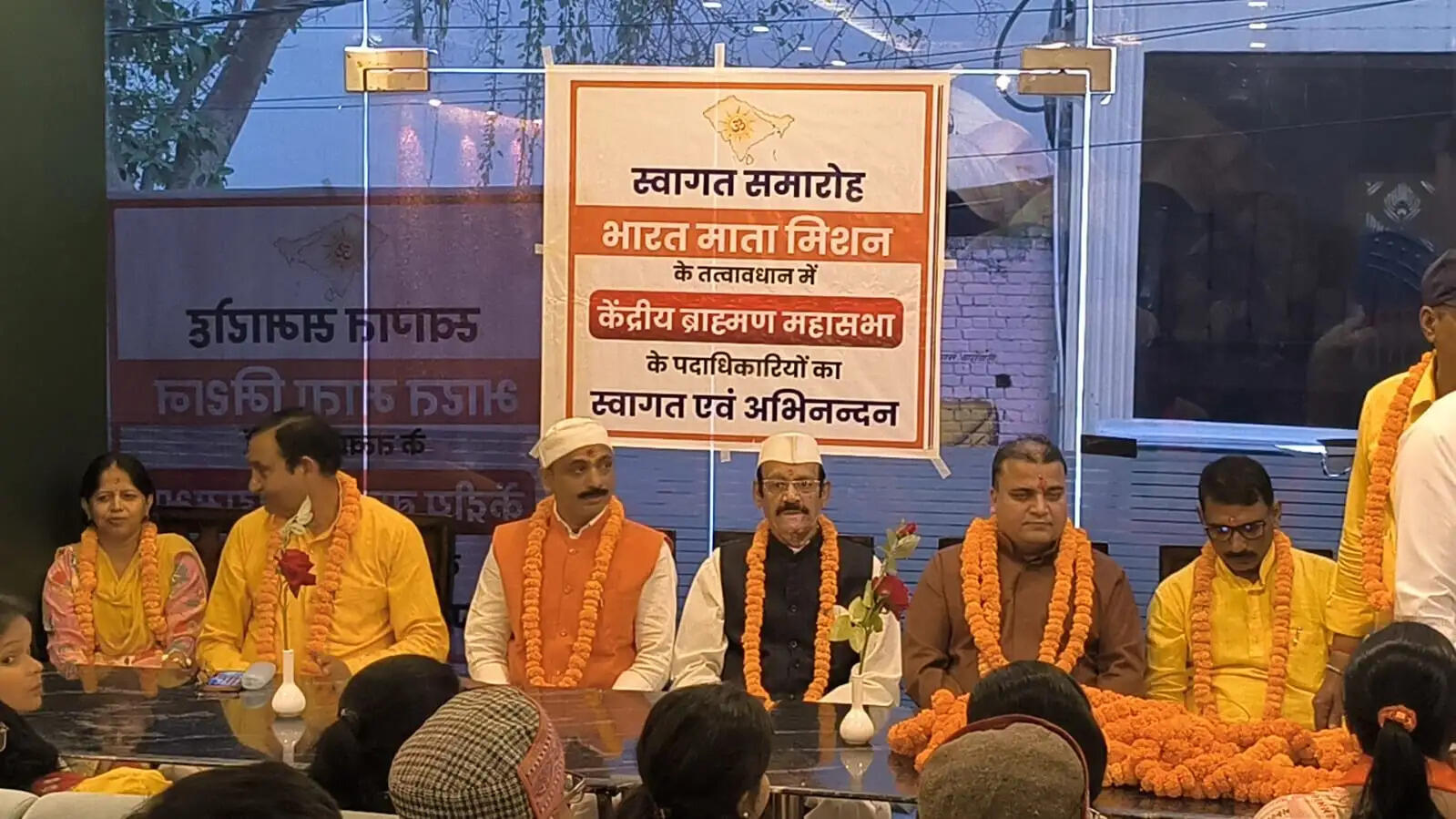 समारोह में भारत माता मिशन के पीठाधीश्वर विवेक चैतन्य, मिशन के राष्ट्रीय अध्यक्ष पंडित अजित मिश्र और राष्ट्रीय महामंत्री डॉ. जे.पी. मिश्र ने केंद्रीय ब्राह्मण महासभा के राष्ट्रीय अध्यक्ष पंडित शीतला प्रसाद पाण्डेय, राष्ट्रीय प्रवक्ता पंडित गंगा सहाय पाण्डेय, राष्ट्रीय वरिष्ठ उपाध्यक्ष डॉ. श्रीकांत पाण्डेय, उपाध्यक्ष रघुनाथ उपाध्याय, विवाह संयोजन समिति के राष्ट्रीय अध्यक्ष पंडित अरविन्द कुमार त्रिपाठी और राष्ट्रीय मंत्री श्रीमती ज्योत्सना बाजपेई सहित अन्य पदाधिकारियों का अभिनंदन किया।