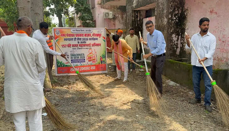 घघसरा में गांधी-शास्त्री जयंती पर ध्वजारोहण, चेयरमैन ने किया श्रमदान