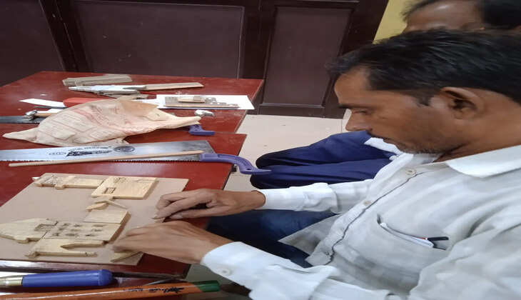Varanasi News: प्रशिक्षण प्राप्त कर हुनरमंद बन रहे शिल्पकार, आर्थिक व सामाजिक स्तर में हो रहा सुधार&nbsp;