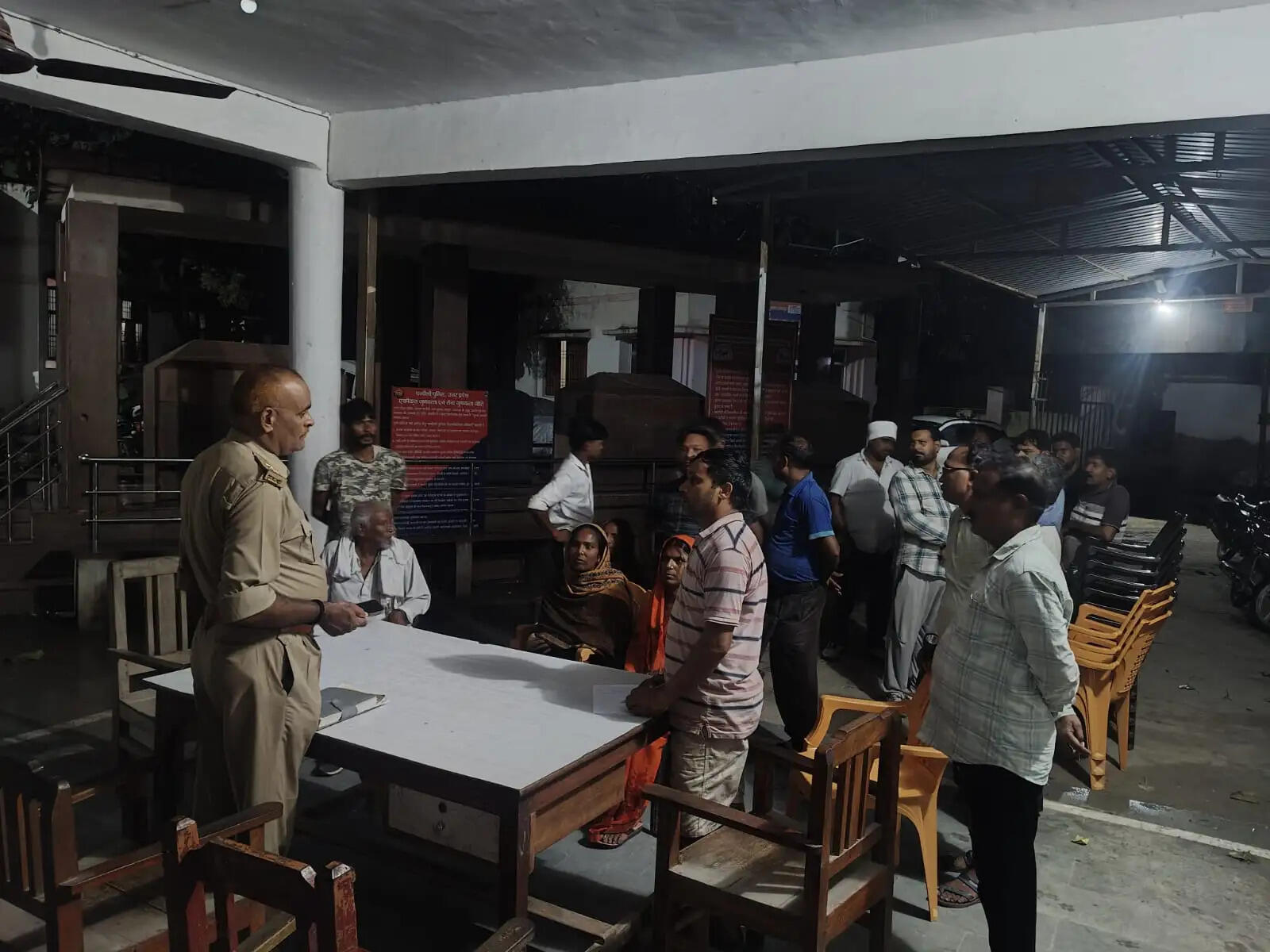 ग्रामीणों का आरोप है कि इसके बावजूद शुक्रवार शाम करीब 7:30 बजे धानापुर कस्बे के खजूरहिया निवासी स्व. केदार के घर में चोरी का प्रयास किया गया। घर में सो रही महिला के जागने पर चोर ने कथित तौर पर उसके साथ मारपीट और छेड़खानी की। शोर सुनकर ग्रामीणों के पहुंचने पर आरोपी मौके से फरार हो गया।