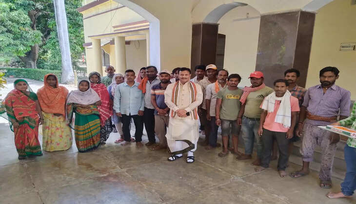 Varanasi News: अन्तःराष्ट्रीय श्रम दिवस के अवसर पर संस्कृत&nbsp;विश्वविद्यालय के श्रमिकों को कुलपति ने मिष्ठान्न वितरण कर उनका किया अभिनन्दन