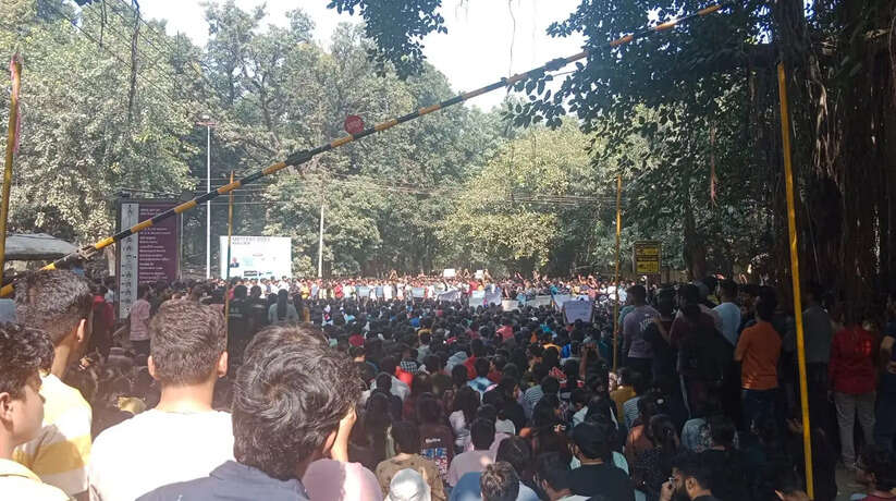 Varanasi News: IIT BHU में छात्रा से छेड़छाड़, छात्रों ने किया उग्र प्रदर्शन