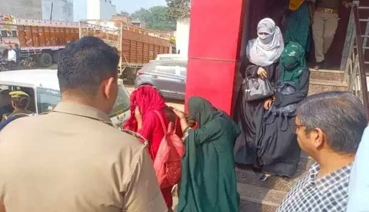 यूपी में हाई प्रोफाइल Sex Racket का भंडाफोड़,&nbsp;OYO&nbsp;में&nbsp;आपत्तिजनक हालत में मिले युवक-युवतियां