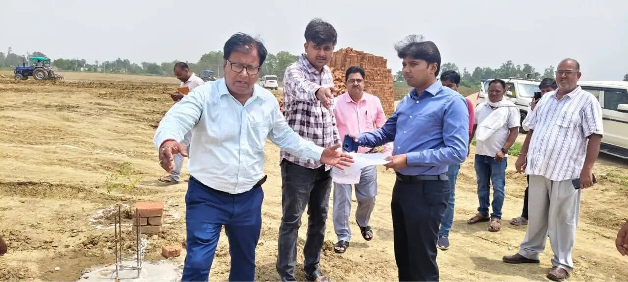 चन्दौली में विकास कार्यों पर सीडीओ की पैनी नजर, आवास और सिंचाई योजनाओं का किया निरीक्षण