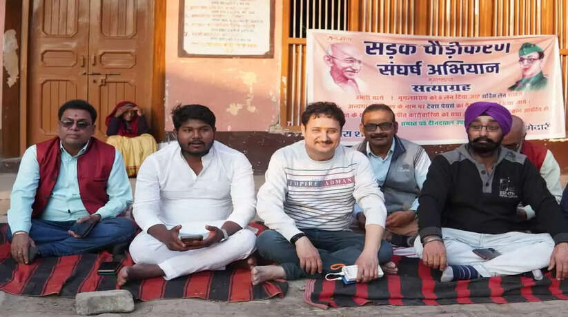 मुग़लसराय मार्केट में सिक्स लेन सड़क की मांग को लेकर धरना प्रदर्शन