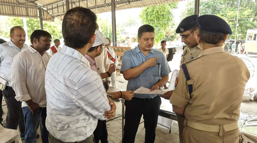 Chanduli News: जिलाधिकारी व पुलिस अधीक्षक ने नवीन मंडी में मतगणना एवं पोलिंग पार्टी रवानगी स्थल का किया निरीक्षण