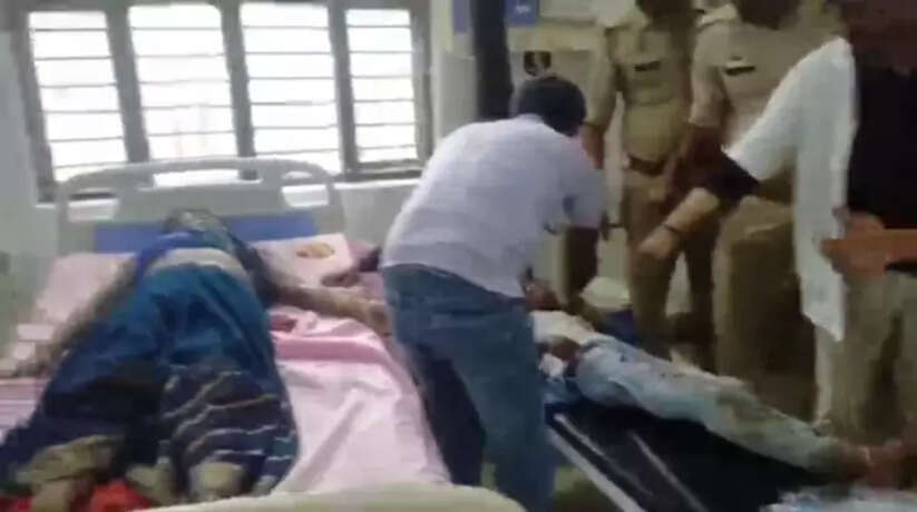Chandauli News: चन्दौली में बारातियों से भरी अनियंत्रित वाहन पलटी, दो दर्जन से अधिक लोग घायल