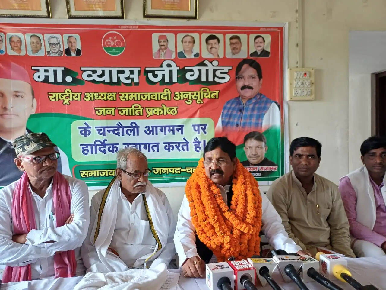 उन्होंने किसानों की समस्याओं का मुद्दा उठाते हुए कहा कि खेती के मौजूदा सीजन में किसानों को डीएपी, पोटाश, सल्फर और अन्य उर्वरकों की उपलब्धता में कठिनाइयों का सामना करना पड़ रहा है। उनका आरोप था कि सरकार किसानों को समय पर खाद उपलब्ध कराने में विफल रही है।
